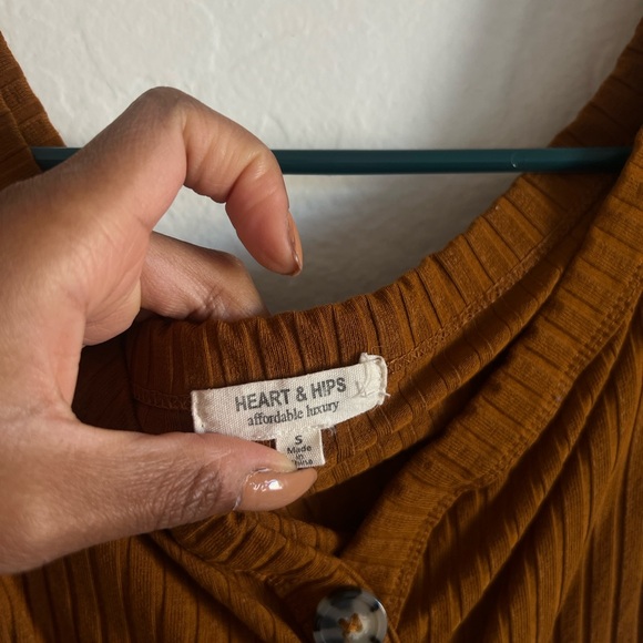 Heart Hips Rust Ribbed Button-Up Top - Picture 2 of 3